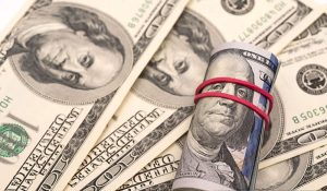 Dolar Sedikit Melemah Saat Pasar Menimbang Risalah Fed